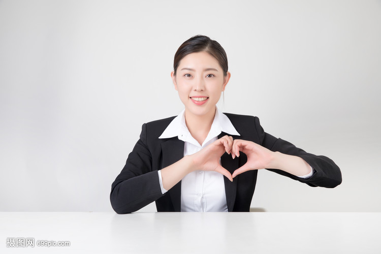 专业与亲和力的完美融合 技术咨询领域的商务女性形象照解析